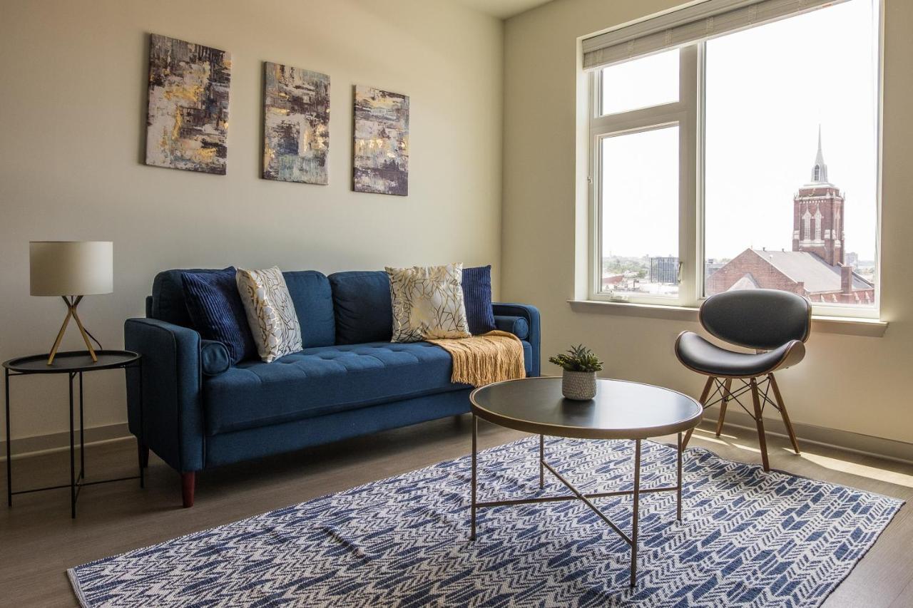 Frontdesk Main & Clay Apts Louisville Room photo