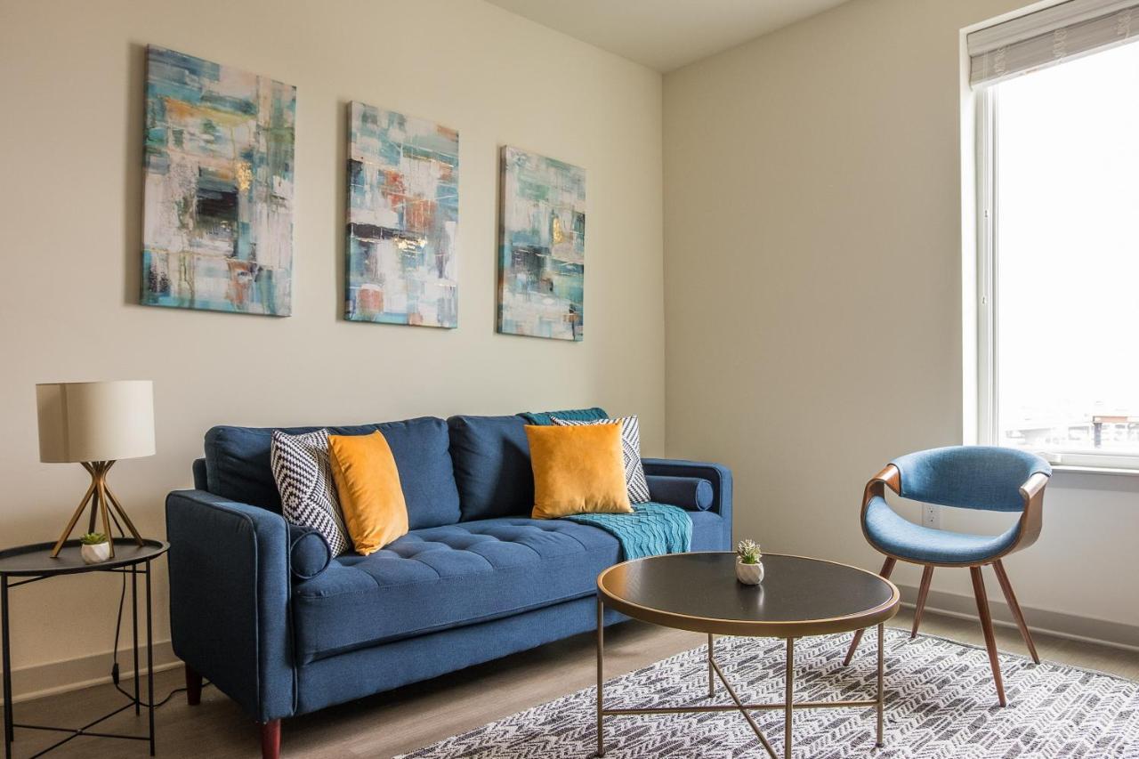 Frontdesk Main & Clay Apts Louisville Room photo